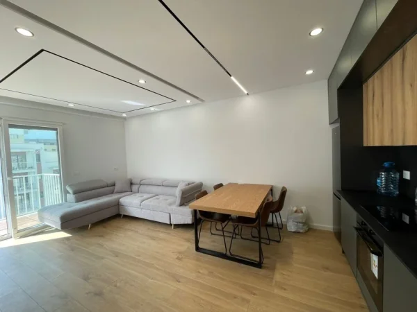 Tirane, jepet me qera apartament 3+1+Ballkon Kati 3, 110 m² 