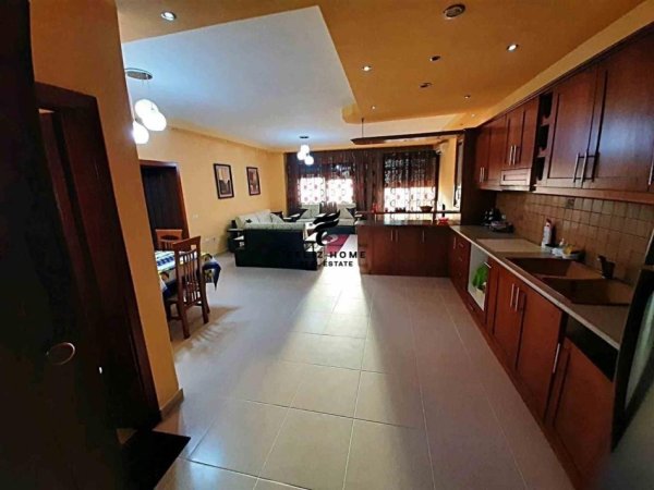 Tirane, jepet me qera apartament 2+1 Kati 4, 107 m² 550 € (RRUGA E DURRESIT)