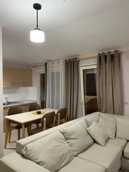 Tirane, jepet me qera apartament 2+1 Kati 6, 140 m² 750 € (liqeni i thate)