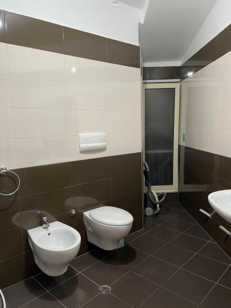 Tirane, jepet me qera apartament 2+1 Kati 6, 140 m² 750 € (liqeni i thate)