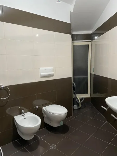 Tirane, jepet me qera apartament 2+1 Kati 6, 140 m² 750 € (liqeni i thate)