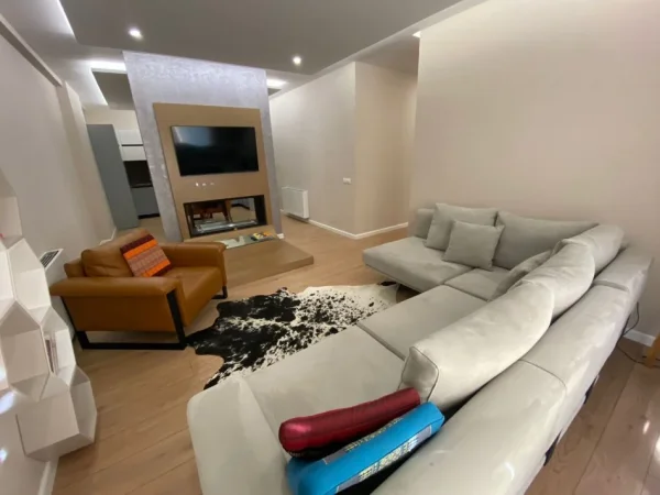 Tirane, jepet me qera apartament 4+1 Kati 1, 170 m² 1.300 € (Myslym Shyri)