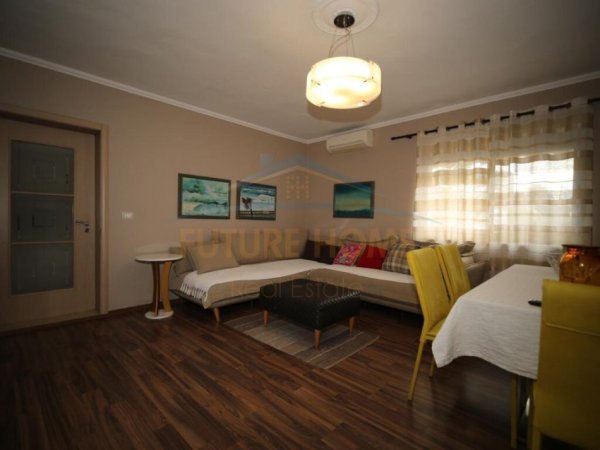 Tirane, jepet me qera apartament 2+1+Ballkon , 78 m² 750 € (Pazari I Ri)