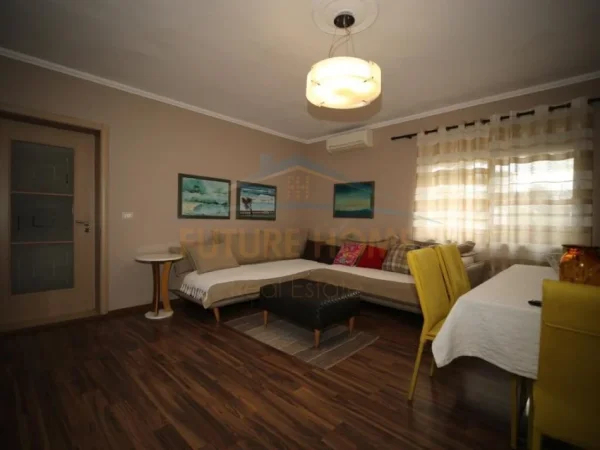 Tirane, jepet me qera apartament 2+1+Ballkon , 78 m² 750 € (Pazari I Ri)