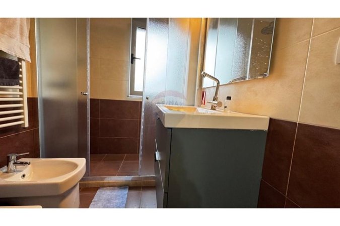 Tirane, jepet me qera apartament 2+1 Kati 3, 97 m² 800 € (Komuna e parisit)