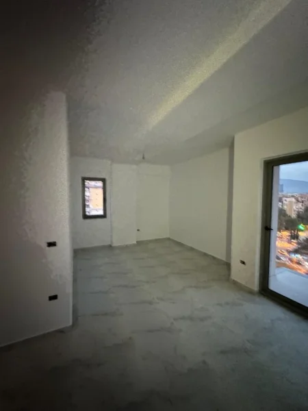 Tirane, jepet me qera zyre Kati 7, 105 m² 600 € (Fusha e Aviacionit)