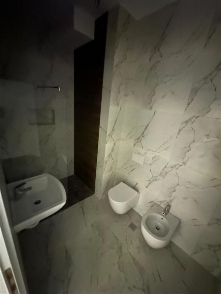 Tirane, jepet me qera apartament 2+1 Kati 7, 101 m² 700 € (Ish Fusha e Aviacionit)