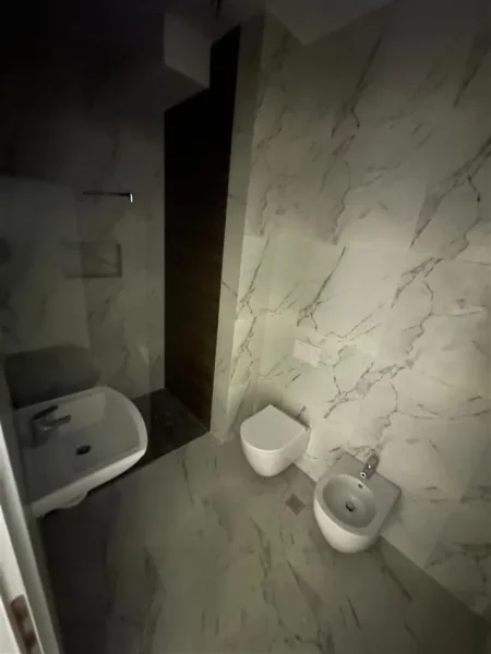 Tirane, jepet me qera apartament 2+1 Kati 7, 101 m² 700 € (Ish Fusha e Aviacionit)