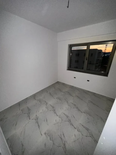 Tirane, jepet me qera ambjent biznesi Kati 8, 106 m² 600 € (Ish Fusha Aviacionit)