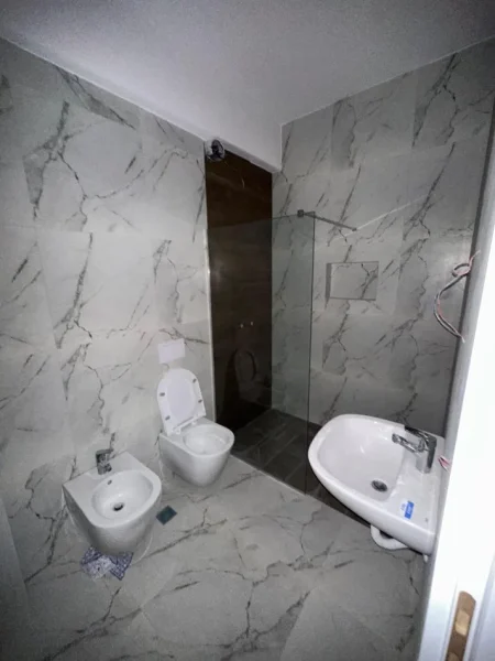 Tirane, jepet me qera ambjent biznesi Kati 8, 106 m² 600 € (Ish Fusha Aviacionit)