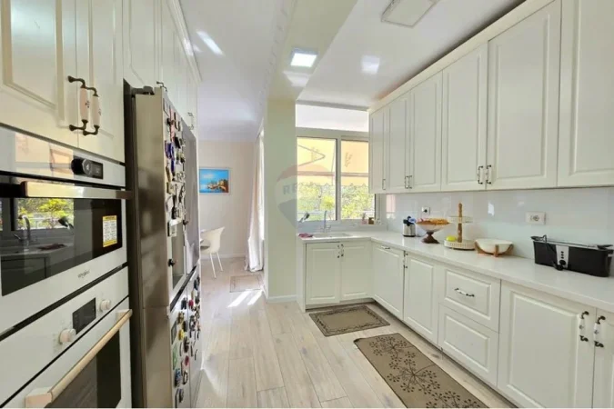 Tirane, jepet me qera apartament 4+1 Kati 3, 240 m² 2.800 € (Qendër, Shqipëri)