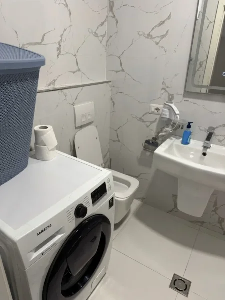 Tirane, jepet me qera apartament 1+1+Ballkon Kati 5, 70 m² 550 € (Rruga 5 Maj , prapa concord center)