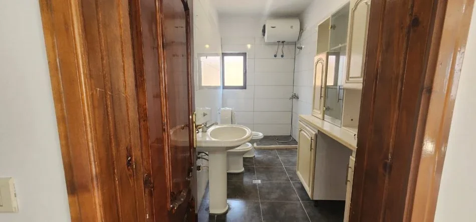 Tirane, shitet apartament 3+1 Kati 2, 150 m² 202.500 € (Selite)