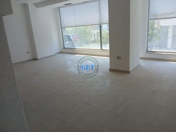 Durres, jepet me qera ambjent biznesi Kati 2, 110 m² 600 € (Drejtoria Policise)