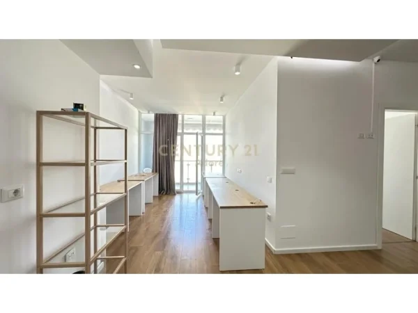 Tirane, jepet me qera zyre Kati 8, 101 m² 800 € 
