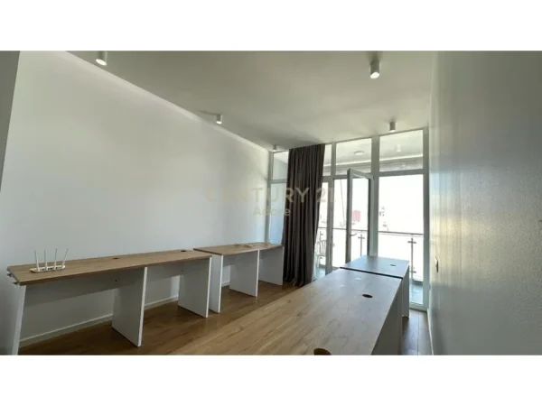 Tirane, jepet me qera zyre Kati 8, 101 m² 800 € 
