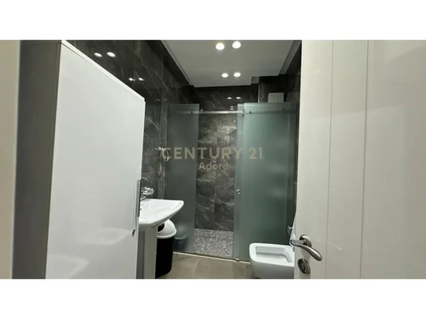 Tirane, jepet me qera zyre Kati 8, 101 m² 800 € 