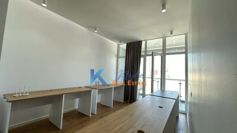 Tirane, jap me qera zyre Kati 8, 100 m² 800 € (Komuna e Parisit, Kika 2)