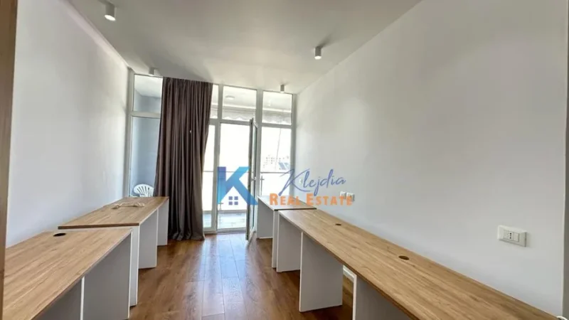Tirane, jap me qera zyre Kati 8, 100 m² 800 € (Komuna e Parisit, Kika 2)