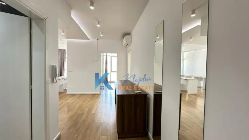 Tirane, jap me qera zyre Kati 8, 100 m² 800 € (Komuna e Parisit, Kika 2)