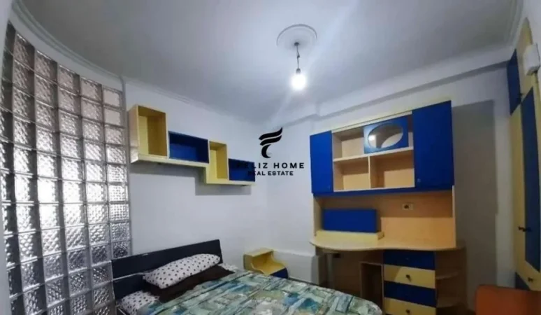 Tirane, jepet me qera apartament 3+1 Kati 10, 120 m² 800 € (ISH PARKU)