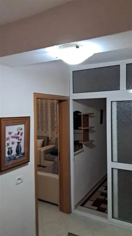 Tirane, jepet me qera apartament 2+1 Kati 6, 85 m² 500 € (Brryl)