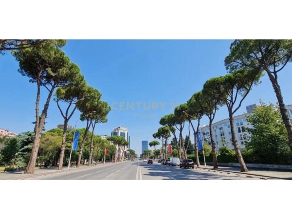Tirane, jepet me qera ambjent biznesi , 248 m² 4.720 € (BULEVARDI DESHMORET E KOMBIT)