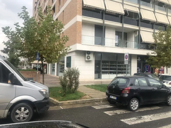 Tirane, jepet me qera ambjent biznesi 154m2o Kati 0, 1.700 € (Don Bosco Tirane)