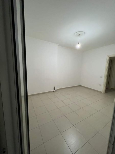 Tirane, jepet me qera zyre Kati 2, 60 m² 350 Euro (Brraka)