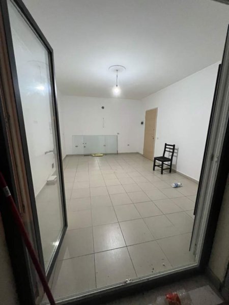 Tirane, jepet me qera zyre Kati 2, 60 m² 350 Euro (Brraka)