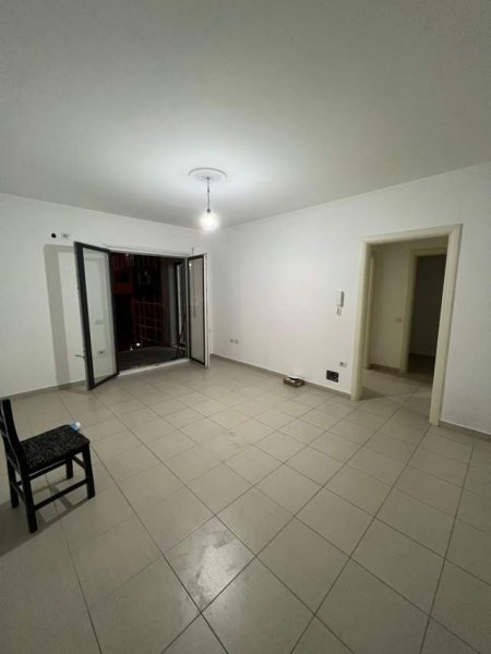Tirane, jepet me qera zyre Kati 2, 60 m² 350 Euro (Brraka)