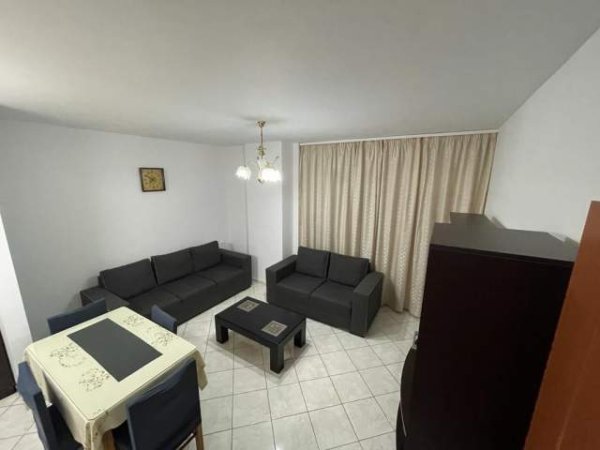 Tirane, jepet me qera apartament Kati 4, 320 Euro