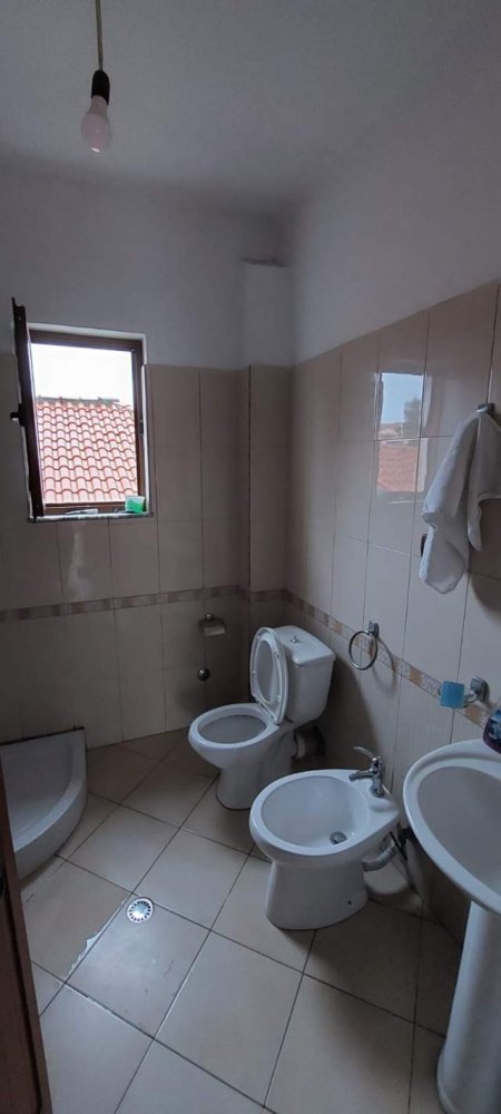 Tirane, jepet me qera 400 Euro