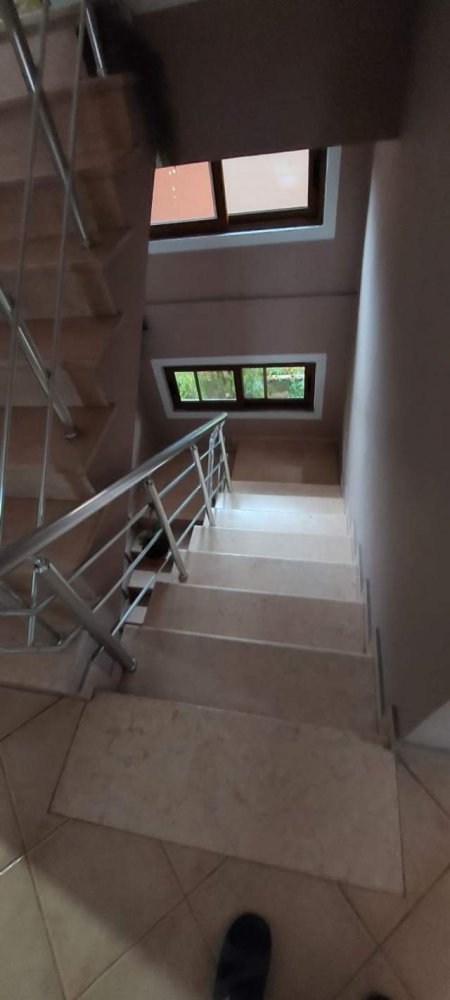 Tirane, jepet me qera 400 Euro