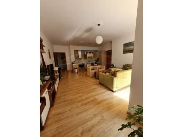 Tirane, jepet me qera apartament 2+1 Kati 5, 125 m² 700  (Rruga e Bogdaneve)