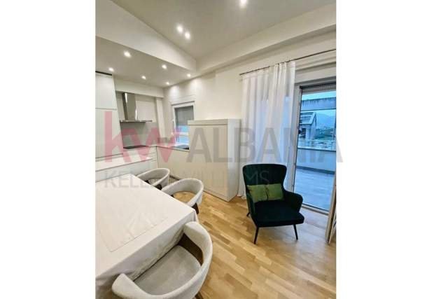 Tirane, jepet me qera apartament 2+1 Kati 2, 80 m² 1.300 Euro (Mjull Bathore)