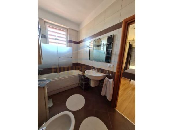Tirane, jepet me qera apartament 2+1+BLK Kati 5, 125 m² 700 Euro (Rruga e Bogdaneve)
