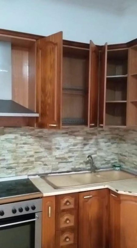 Tirane, jepet me qera shtepi 2+1+BLK Kati 1, 90 m² 30.000 Leke (rruga Siri Kodra)