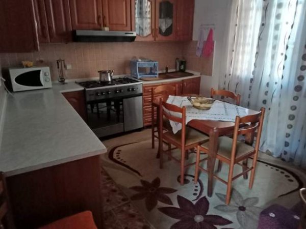 Korce, shitet Vile 3 Katshe Kati 3, 300 m² 140.000 Euro (Prane Lagjes 7, Korce)