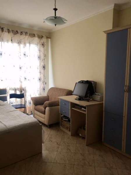 Tirane, jepet me qera apartament 2+1 Kati 4, 90 m² 400 Euro (Rruga Todi Shkurti)