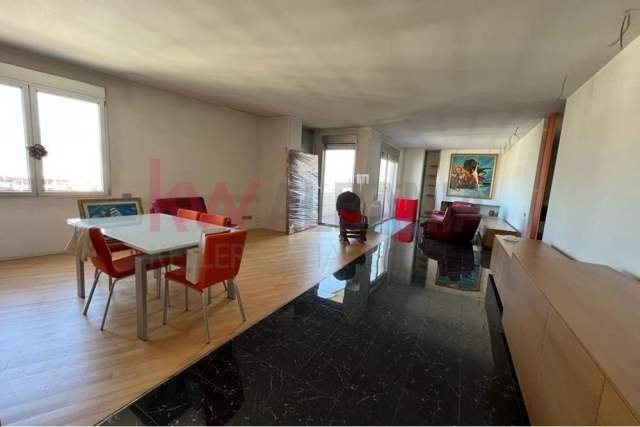 Tirane, jepet me qera apartament Kati 12, 197 m² 1.500 Euro (Rruga Dritan Hoxha)