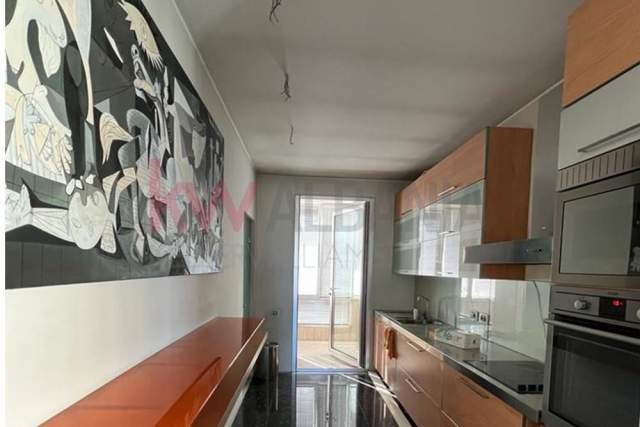 Tirane, jepet me qera apartament Kati 12, 197 m² 1.500 Euro (Rruga Dritan Hoxha)