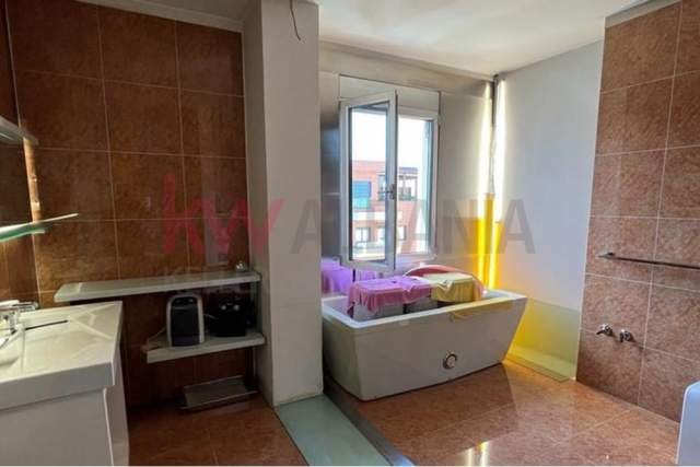 Tirane, jepet me qera apartament Kati 12, 197 m² 1.500 Euro (Rruga Dritan Hoxha)