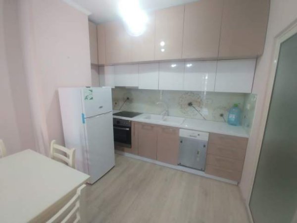 Tirane, jepet me qera apartament 1+1 Kati 4, 62 m² 350 Euro (Unaze e Re)