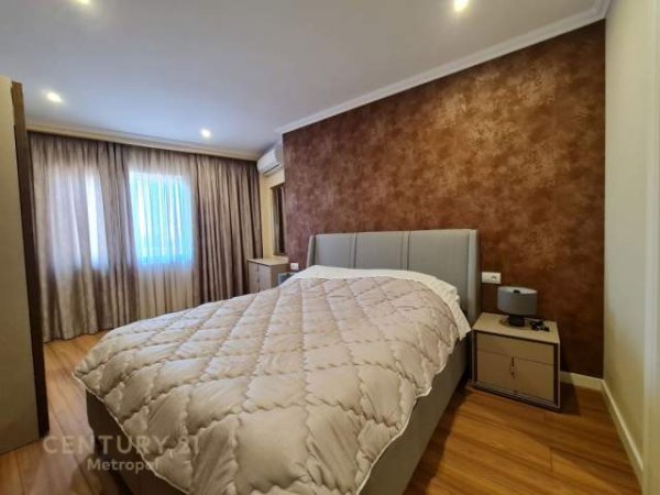 Tirane, jepet me qera apartament 2+1 Kati 8, 145 m² 1.200 Euro (9 Kateshet)