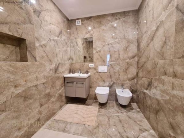 Tirane, jepet me qera apartament 2+1 Kati 8, 145 m² 1.200 Euro (9 Kateshet)