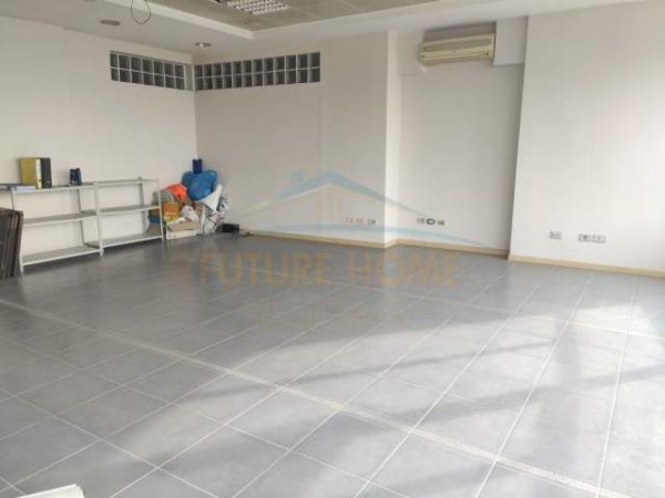 Durres, jepet me qera zyre Kati 13, 207 m² 1.600 Euro (Vollga)