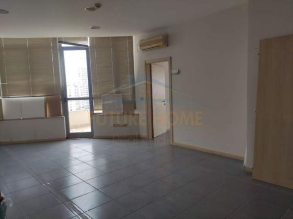 Durres, jepet me qera zyre Kati 13, 207 m² 1.600 Euro (Vollga)