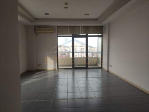 Durres, jepet me qera zyre Kati 13, 207 m² 1.600 Euro (Vollga)