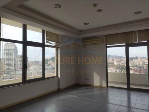 Durres, jepet me qera zyre Kati 13, 207 m² 1.600 Euro (Vollga)